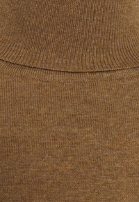 Braunes gestricktes Material mit einer gerippten Textur, das eine einheitliche Farbe aufweist und eine glatte Oberfläche mit subtilen Variationen hat.