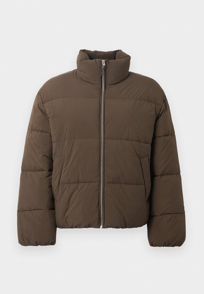 Giacca puffer marrone con colletto alto, zip frontale e cuciture trapuntate. Il materiale sembra morbido e leggermente lucido.