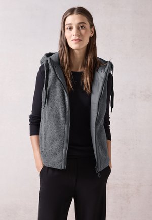 Grijze vest met een zachte, gestructureerde buitenkant en een gladde binnenvoering, ritssluiting en een capuchon met aansnoeraccenten.