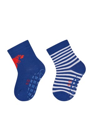 Blaue Baumwollsocken, einer mit einem roten Hummerdesign, der andere mit blau-weißen Streifen. Anti-Rutsch-Griff an den Sohlen für Sicherheit.