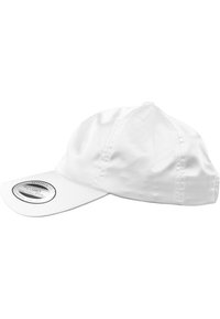 Hvid baseballkasket lavet af glat stof, med en buet skygge og syningsdetaljer. Rundt logo-patch på siden.