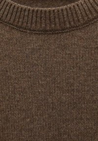 Brązowy sweter z dzianiny z prążkowanym dekoltem i teksturowanym materiałem z jednolitym wzorem ściegów w całej powierzchni.