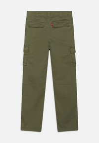 Pantaloni cargo verde oliva con gamba dritta, due tasche cargo laterali, due tasche posteriori e cuciture rinforzate.
