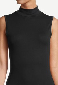 Top senza maniche nero con collo alto realizzato in un tessuto liscio e elastico. Presenta un design aderente e un aspetto senza cuciture.
