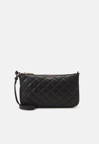 Bolso de mano acolchado negro con un detalle del logo en dorado, con correa desmontable y cierre de cremallera, fabricado en material de cuero suave.