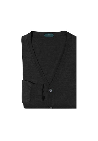 Donkergrijze cardigan van zacht materiaal, met een diepe V-hals, lange mouwen en een enkele knoopsluiting aan de voorkant.