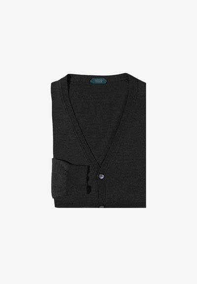 Donkergrijze cardigan van zacht materiaal, met een diepe V-hals, lange mouwen en een enkele knoopsluiting aan de voorkant.