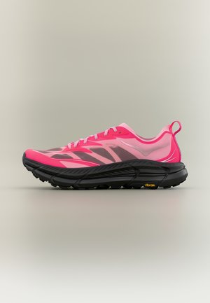 Baskets de sport roses vives et noires avec tige en mesh, languette de traction et semelle épaisse Vibram, présentées en profil latéral sur fond neutre.