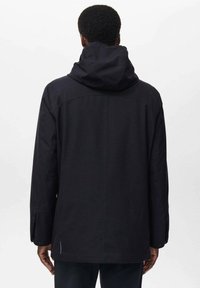 Chaqueta con capucha negra de diseño estructurado, que presenta una silueta limpia y detalles de costura visibles. Textura suave y capucha ajustable.