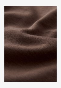 Nevybrané, chocolate brown