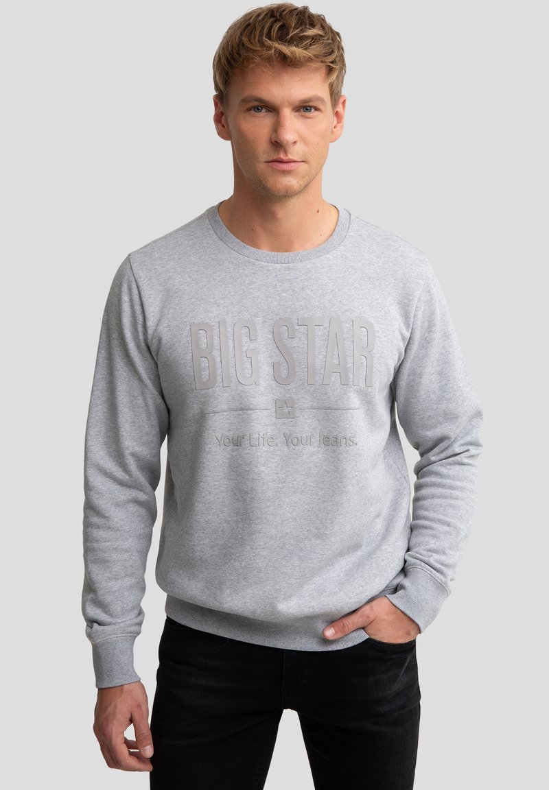 Grijze sweatshirt met een ronde hals, lange mouwen en verhoogde tekstprint "BIG STAR" met daaronder een zin. Gestructureerde stof; relaxed fit.