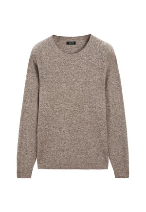Brauner, gestrickter Pullover mit einem runden Ausschnitt, langen Ärmeln und einer strukturierten Oberfläche. Der Stoff wirkt weich und leicht dick.