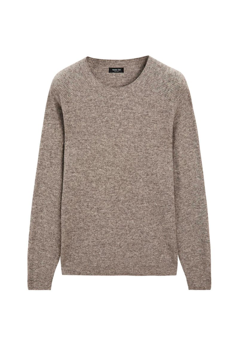 Maglione marrone lavorato a maglia con scollo rotondo, maniche lunghe e finitura strutturata. Il tessuto sembra morbido e leggermente spesso.