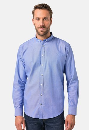Lichtblauwe, lange mouw button-up shirt met een smalle kraag, vaste textuur en geborduurd logo op de linkerborst. Knopen aan de voorkant en bij de mouwen.