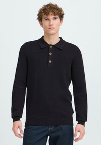 Tengerészkék kötött póló pulóver gallérral, négysoros gombolattal, bordázott mandzsettákkal és szegéllyel. Puha tapintású, finom mintával. Alkalmas hétköznapi viseletre.