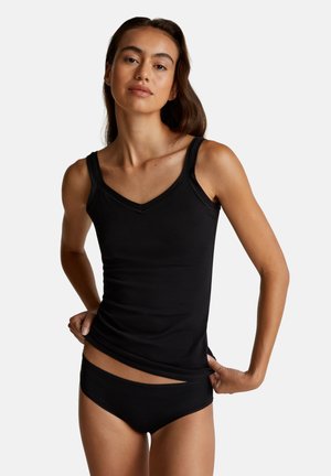 Débardeur noir avec un col en V et des bretelles larges, associé à un shorty noir assorti. Texture lisse, design ajusté.