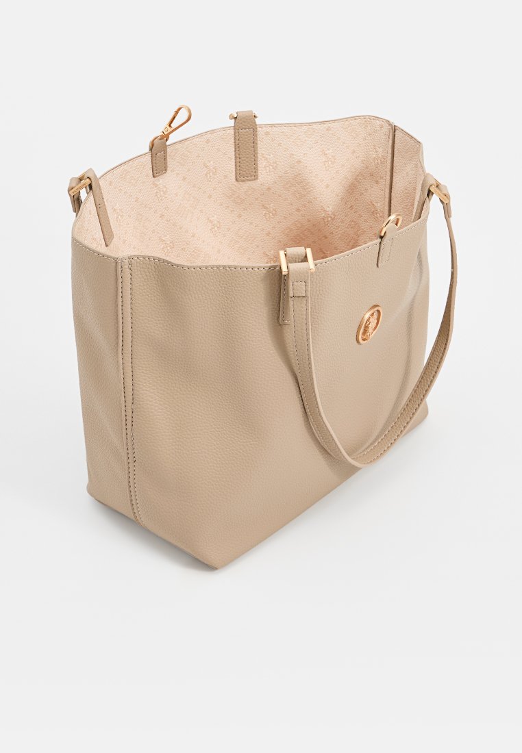 Sac fourre-tout en cuir beige avec un extérieur texturé, des accents en matériel doré et un intérieur doublé avec un motif subtil.