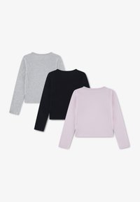 Trois hauts à manches longues : gris, noir et rose clair. En coton avec une texture lisse et un col rond. Coupe standard et unies.