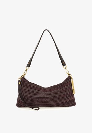 Borsa hobo bordeaux con hardware dorato presenta un design a strisce testurizzate, una singola tracolla regolabile e un manico da polso staccabile.