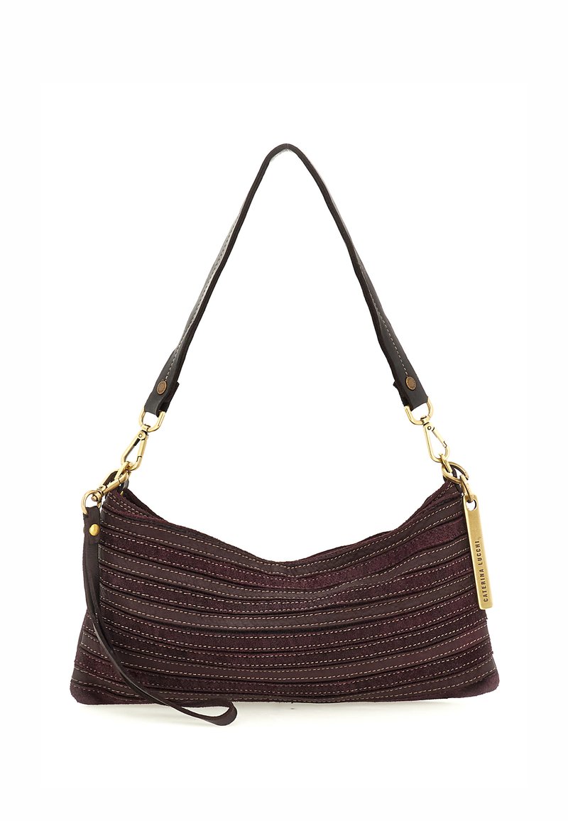 Borsa hobo bordeaux con hardware dorato presenta un design a strisce testurizzate, una singola tracolla regolabile e un manico da polso staccabile.