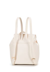 Sac à dos en simili cuir de couleur crème avec deux poignées supérieures, une forme structurée et des accents en métal doré. Détail de panneau latéral texturé.