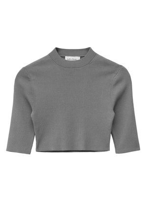 Grå ribstrikket cropped sweater med albuelange ærmer og en høj krave.