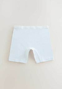 Weiße Baumwoll-Boxershorts mit einem bequemen Bund, die eine glatte Textur und eine Länge bis zur Mitte des Oberschenkels aufweisen, entworfen für den täglichen Gebrauch.