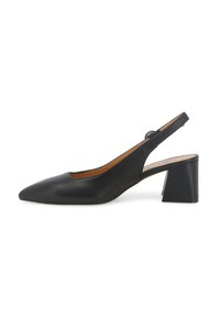 Sandal in pelle nera con punta affusolata, tacco a blocco medio e cinturino regolabile con un'accento in metallo circolare.
