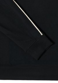 Černá mikina s žebrovaným manžetem, s kontrastním bílým pruhem podél rukávu. Hladká textura a čistý design.