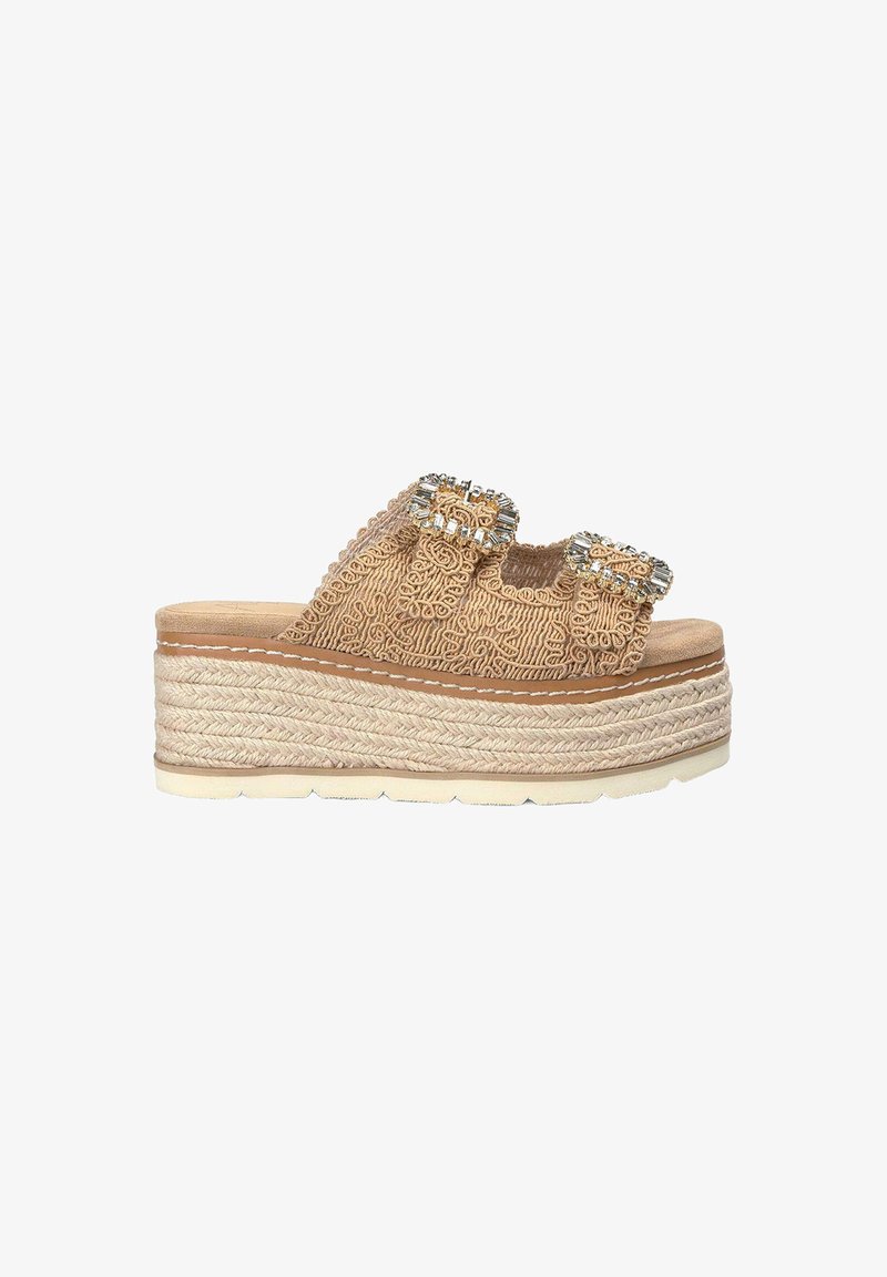 Tan gevlochten stoffen instapsandaal met twee versierde banden, espadrille-stijl plateauzool en beige gestructureerde onderkant met een lichte hak.