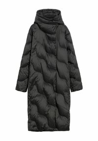 Długi czarny płaszcz puchowy z ukośnym pikowaniem, oversize'owy krój, wysoki kołnierz i długie rękawy, stworzony z myślą o zimnej pogodzie.