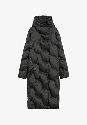 Długi czarny płaszcz puchowy z ukośnym pikowaniem, oversize'owy krój, wysoki kołnierz i długie rękawy, stworzony z myślą o zimnej pogodzie.