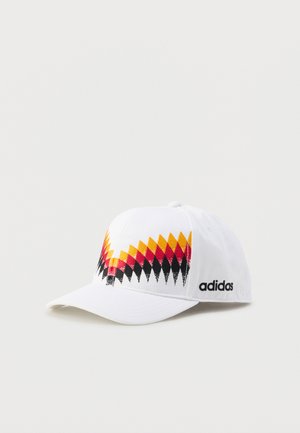Casquette de baseball blanche avec un motif en zigzag rouge, jaune et noir. Logo "Adidas" en noir sur le côté. Matière en coton.