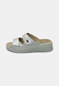 Sandal in metallo argenteo con due cinturini regolabili, fodera interna morbida e suola rialzata per supporto. Presenta un sottile dettaglio del logo.