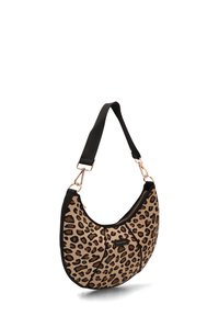 Bolso bandolera de tela con estampado de leopardo, de forma redondeada, con acentos negros, herrajes dorados y correa ajustable, que cuenta con cierre de cremallera.
