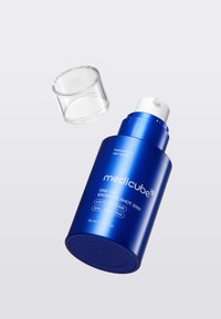 Bottiglia cilindrica blu con pompa bianca e tappo trasparente, etichettata "Medicube One Day Exosome Shot 2000", contiene 30 ml di prodotto.