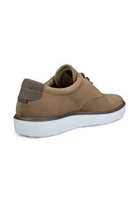 Καφέ δερμάτινα αθλητικά παπούτσια με διάτρητη υφή, άσπρη λαστιχένια σόλα και καφέ λεπτομέρειες. Διαθέτουν σχέδιο με κορδόνια και επενδυμένο γιακά.