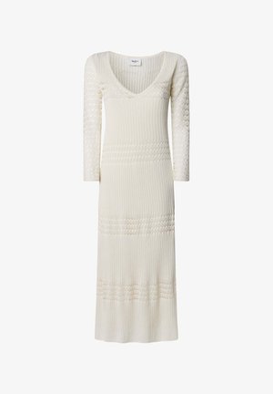 Gebreide jurk met een V-hals en driekwart mouwen in off-white. Beschikt over textuurpatronen en een geribbelde uitstraling door het lichaam en de mouwen.