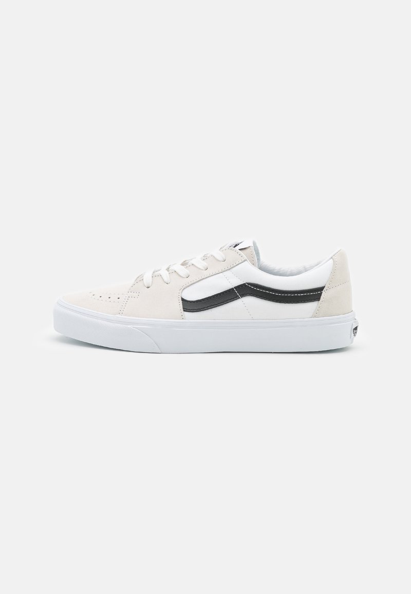 Világos bézs színű velúr és vászon sneaker fekete csíkkal. Fehér fűzőkkel, kerek orral és texturált gumitalppal rendelkezik.