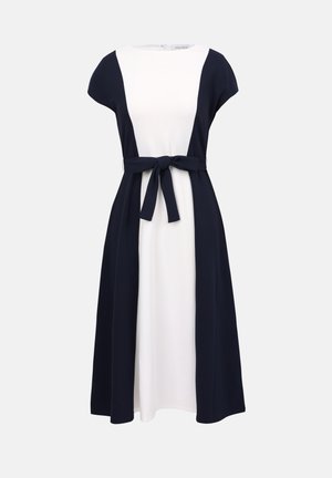 Midi φόρεμα με κοντά μανίκια, λευκή μπροστινή πλάκα, μπλε πλάγια πάνελ και δεμένη μπλε ζώνη στη μέση.