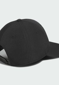 Czarna czapka z zakrzywionym daszkiem, gładka w dotyku, z regulowanym paskiem i otworami wentylacyjnymi po bokach. Prosty design bez logo ani wzorów.
