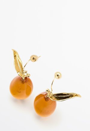 Øreringe i guldton med gennemsigtige, ravfarvede kugledråber og tilhørende skulpturerede guldblade på hver enkelt.