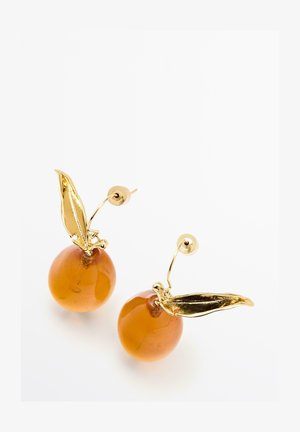 Ohrstecker in Goldoptik mit durchscheinenden, bernsteinfarbenen, kugelförmigen Tropfen und an jeder Seite befestigten, skulpturalen goldenen Blättern.