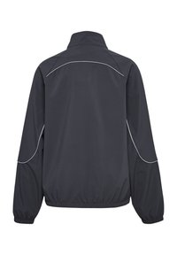 Mörkgrå softshell-jacka med ståkrage, elastiska ärmmuddar och elastisk midja, försedda med reflexer längs sömmarna.