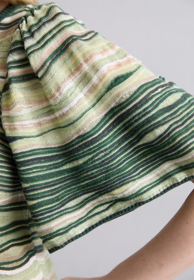 Tessuto a strisce verde e crema con linee verticali e una finitura testurizzata, caratterizzato da tonalità morbide di rosa e verde scuro. Design casual e svasato.