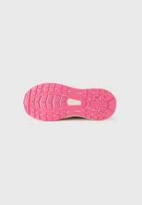 Ρόζ λαστιχένια σόλα παπουτσιού με υφασμένο μοτίβο από εναλλασσόμενες καμπυλωτές και ζιγκ-ζαγκ γραμμές, λεπτομερειακή με μπεζ κέντρο και χάραξη λογοτύπου.