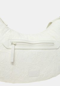 Borsa a spalla bianca con texture arricciata, dotata di tasca con zip e logo "LIU-JO" impresso sul davanti. Cinghia in tessuto liscia.