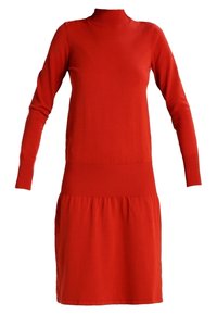 Robe en maille rouge à manches longues avec col montant et détail côtelé à la taille et aux poignets, style longueur genou.