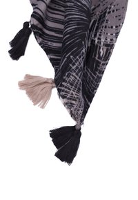 Una sciarpa nera e grigia con motivo, realizzata in tessuto morbido, caratterizzata da tre frange decorative in nero e beige agli angoli.
