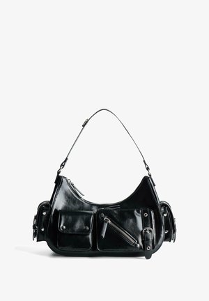 Zwarte leren handtas met een gebogen vorm, voorzien van twee voorzakken, een ritssluiting en een verstelbare schouderband met metalen accenten.